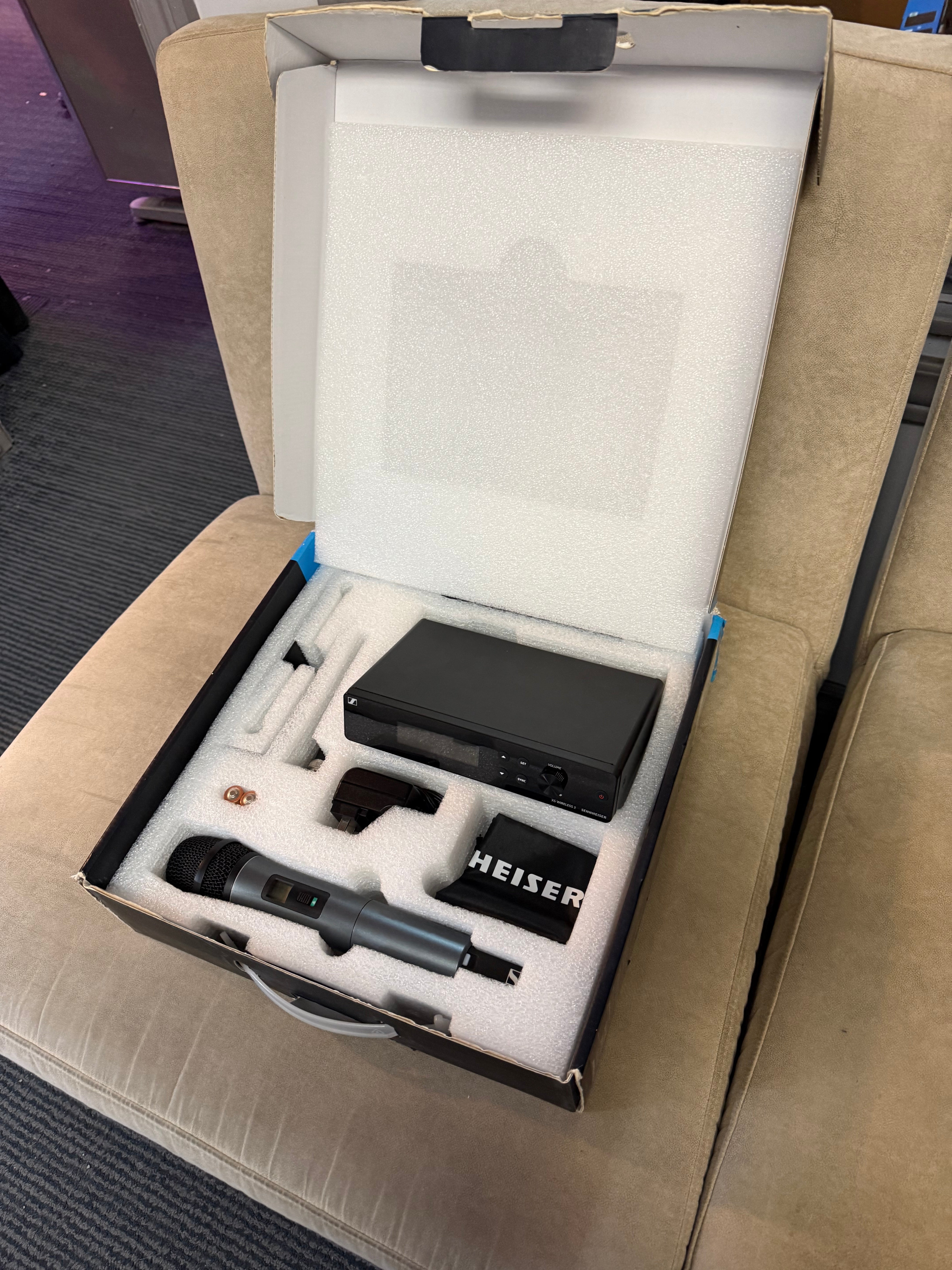 SENNHEISER XSW2-835rf (Referbished - 90 days warranty) Hand held wireless system