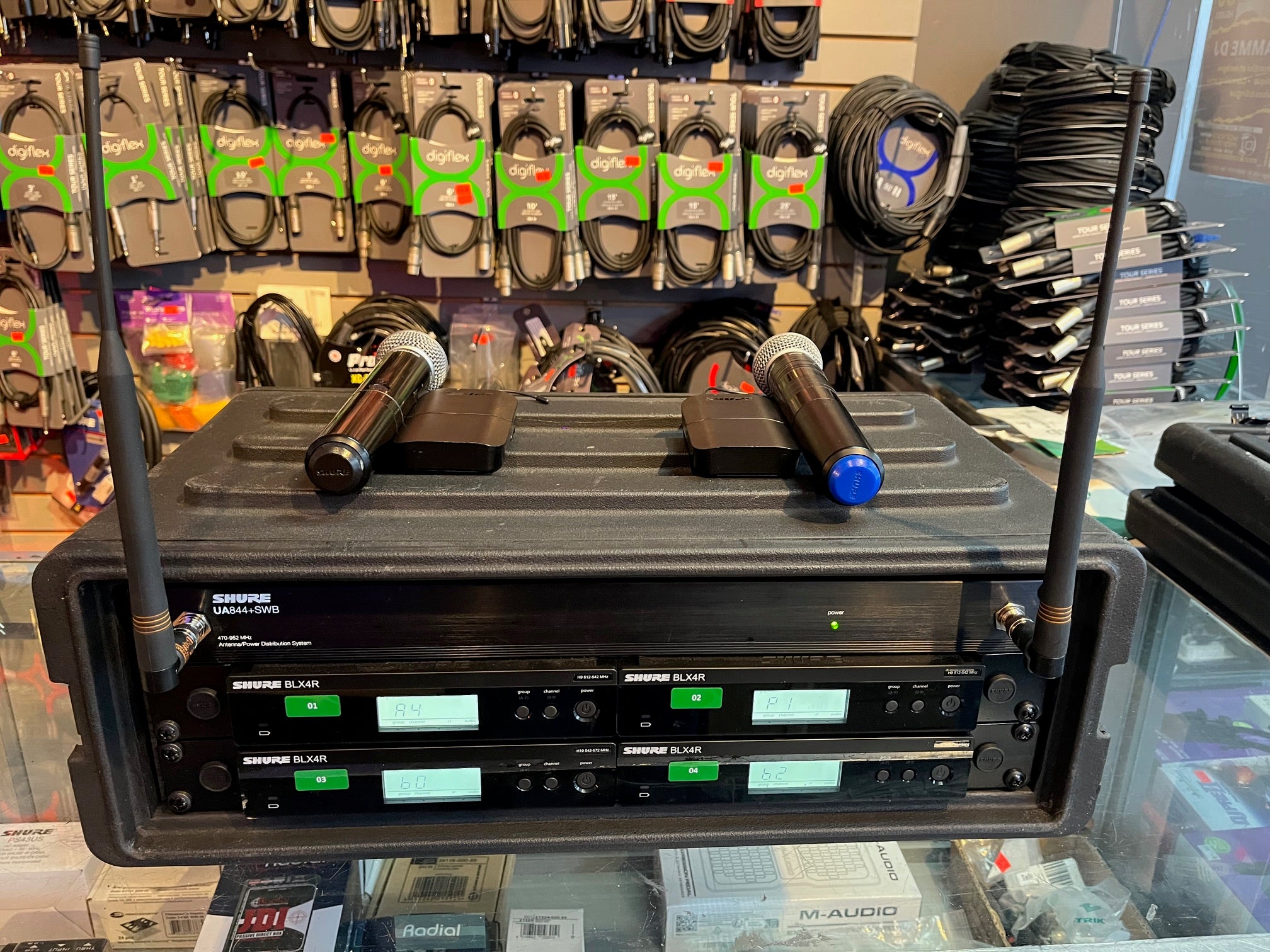 SHURE BLXR TOURING KIT (4) BLXR receiver *2 H9* *2 H10* (2) BLX1 belt pack (2) BLX1 SM58 (1) UA44 distro (1) SKB case (1) PRO back panel DIGIFLEX