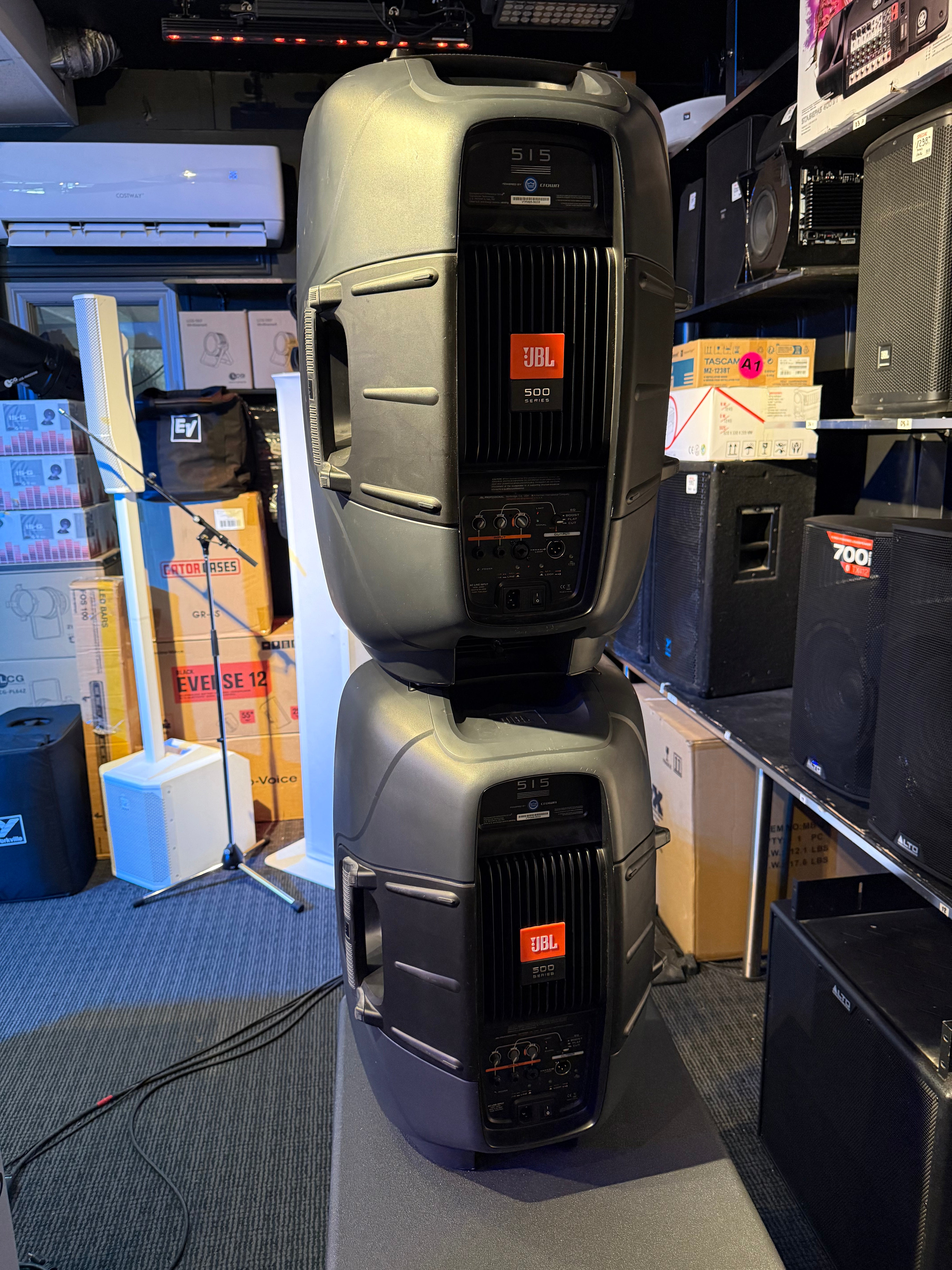 JBL EON 515 (The pair - Used - with bags - Super clean - 90 days warranty)