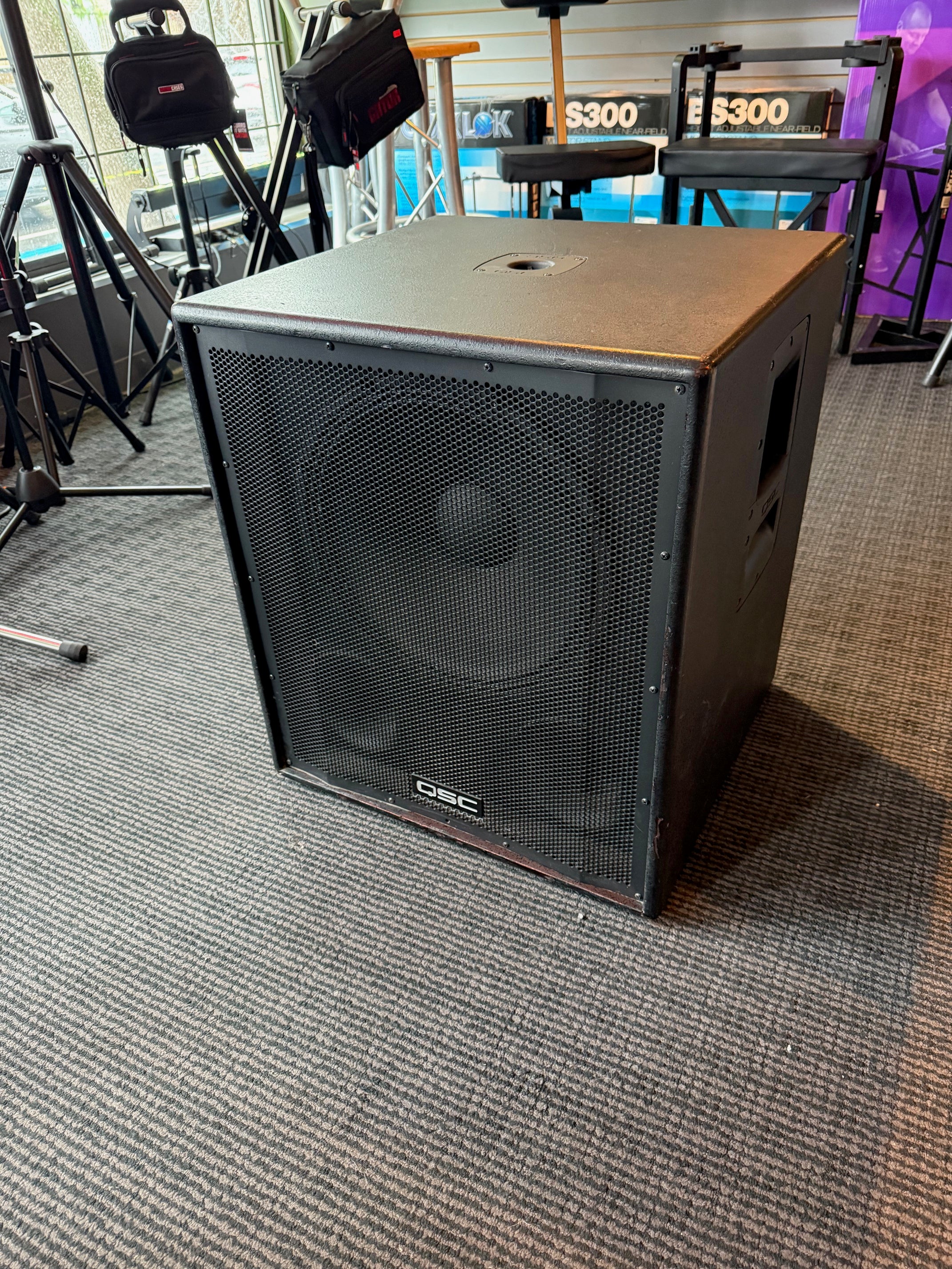 QSC HPR151i - 15'' Powered sub 134db peak  (Pre owned - clean - 90 days warranty)