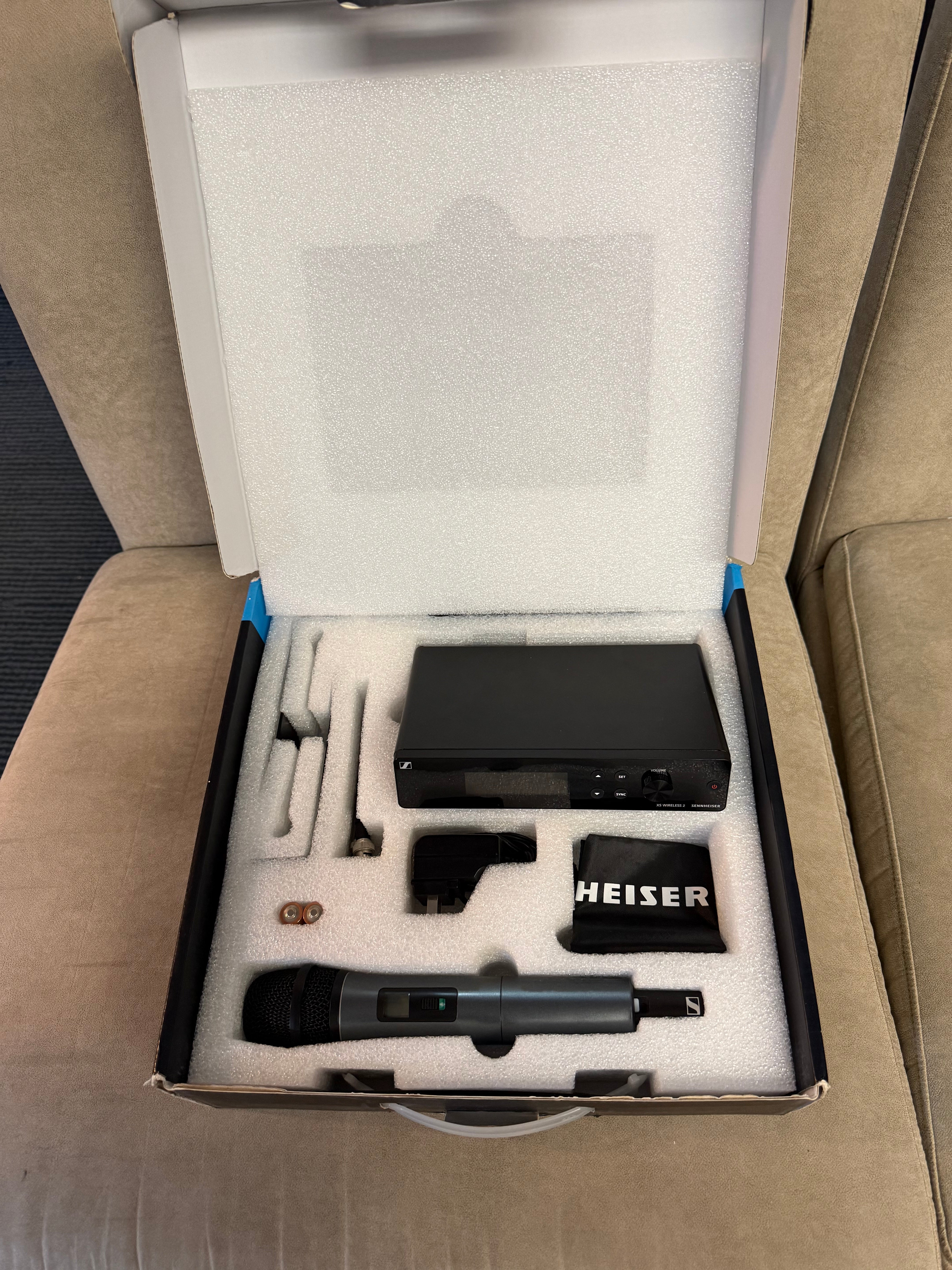 SENNHEISER XSW2-835rf  (Referbished - 90 days warranty) Hand held wireless system