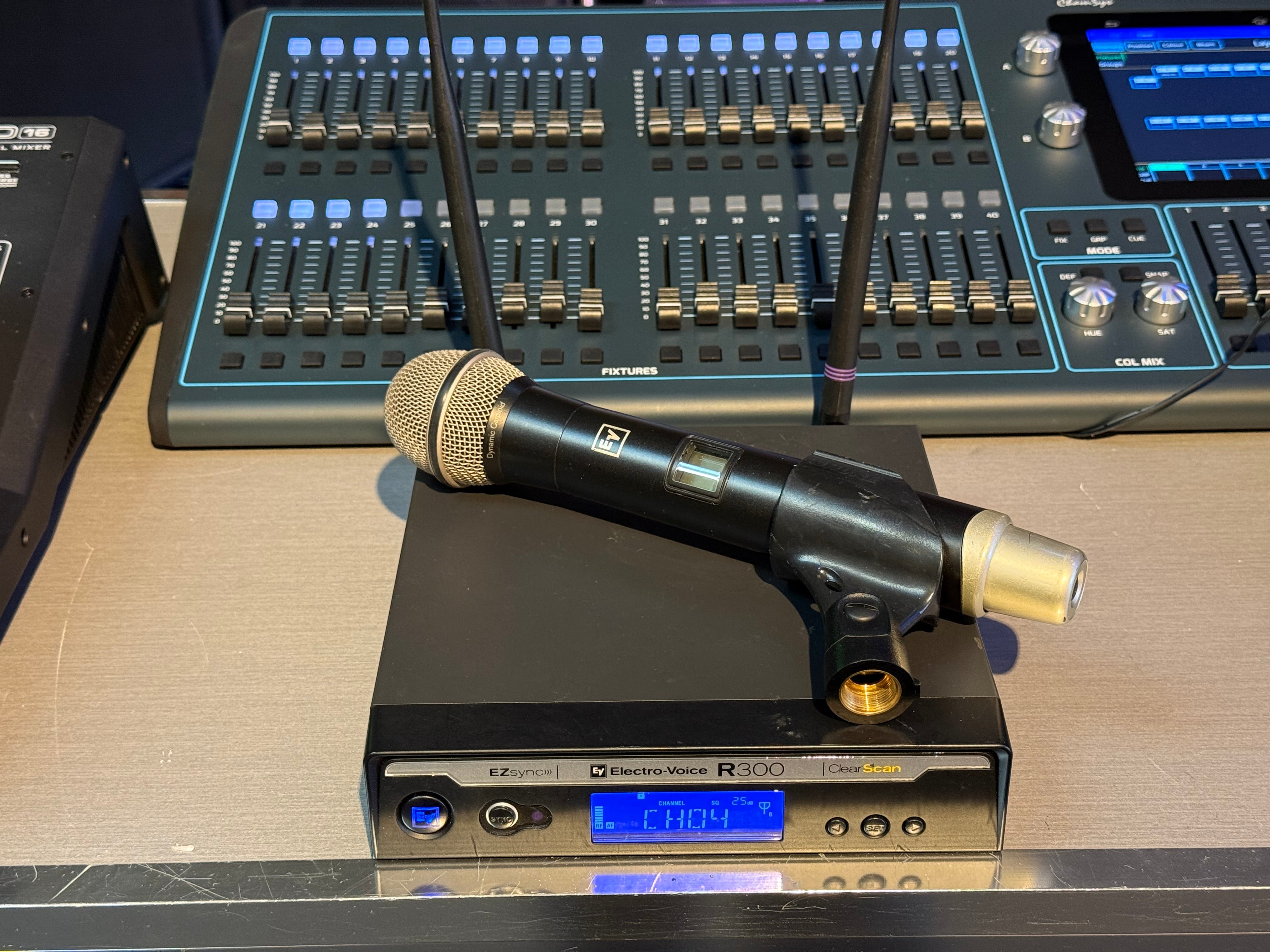 ELECTRO-VOICE R300-HD (Pre owned - 30 days warranty - 2 available)  Handheld System - PL22 Dynamic Microphone