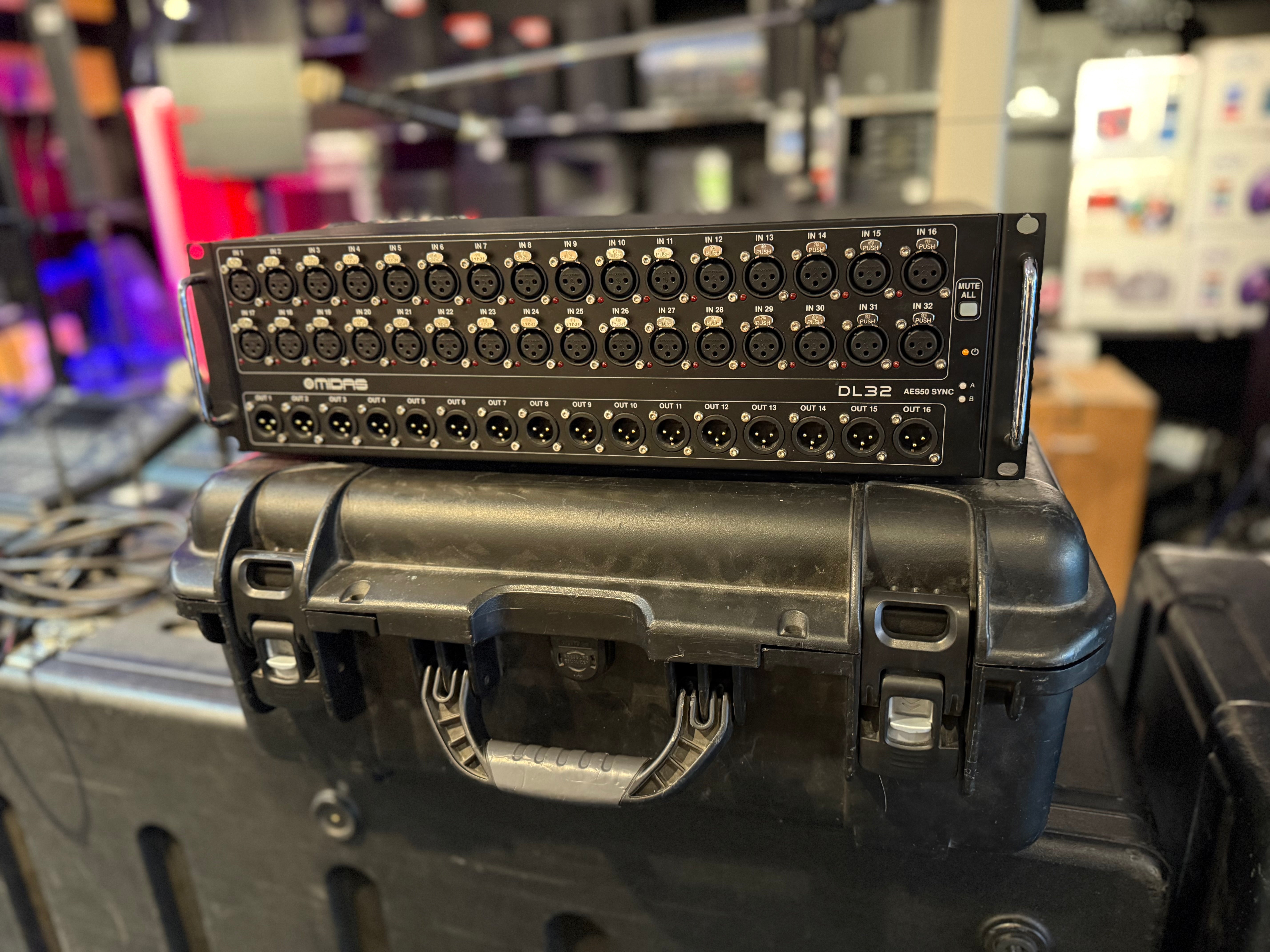 Midas M32 LIVE + DL 32 + 2 GATOR CASE (Pre owned - super clean - 30 days warranty) 40-Channel Digital Console