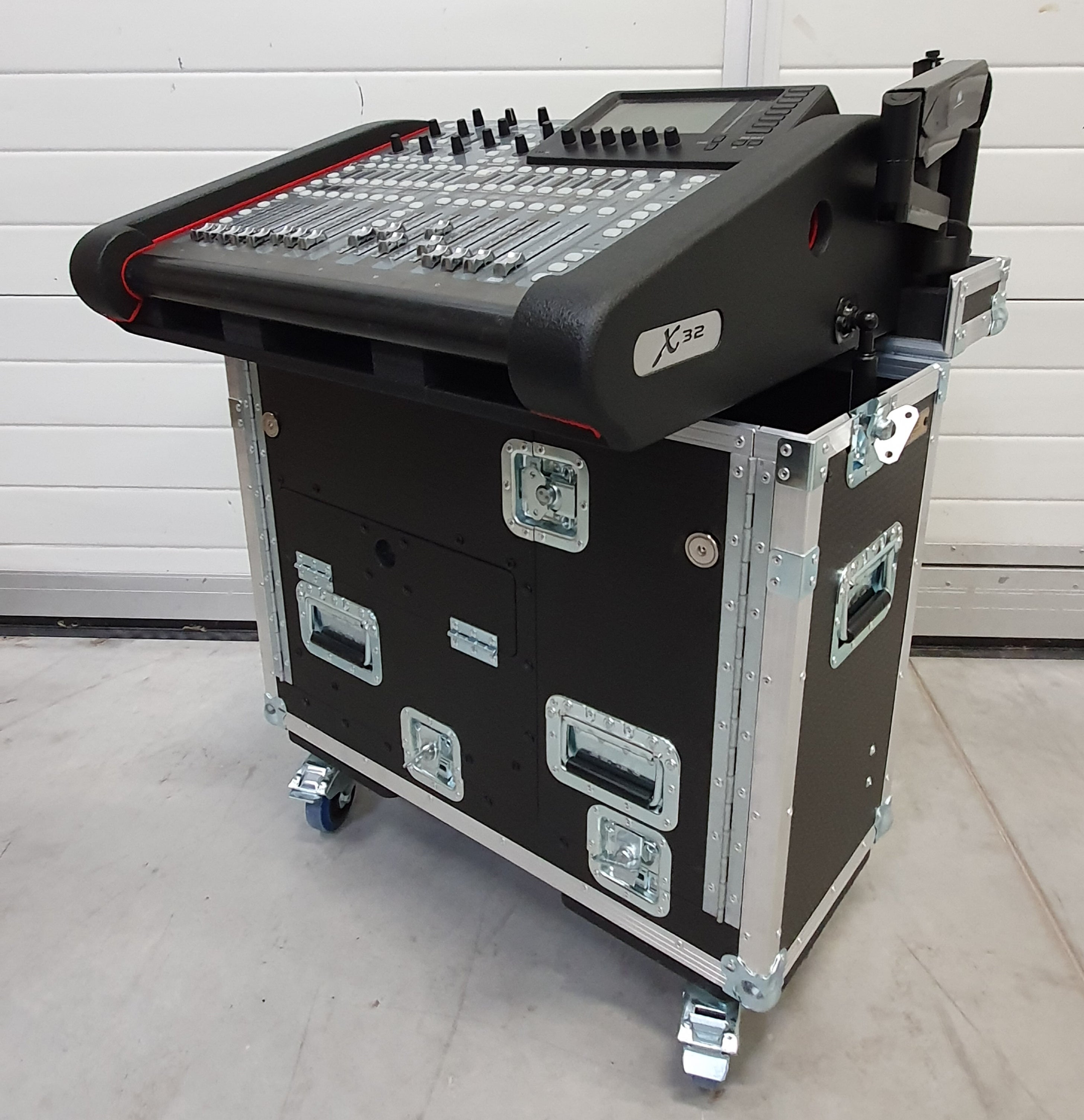 PROX-XZF-BX32C Hydraulic Lift Case - Flip-Ready Easy Retracting Hydraulic Lift Case for Behringer BX32 Compact Console by ZCase®