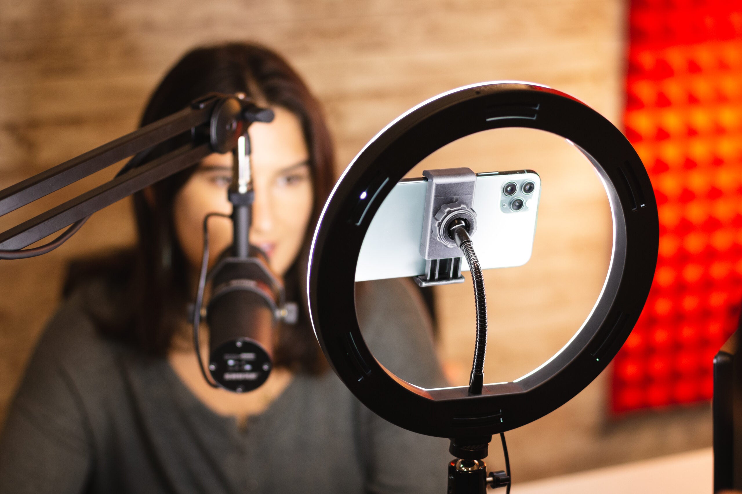 GATOR GFW-RINGLIGHTDSKTP Desktop Roundbased Stand with One Ring Light and Phone Holder